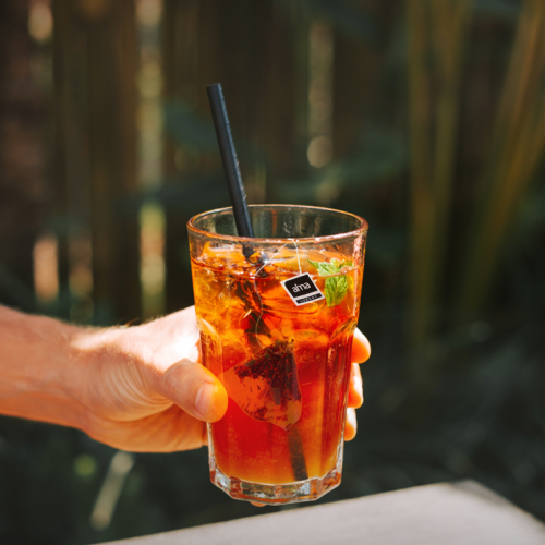 Iced tea con hibisco, naranja y menta