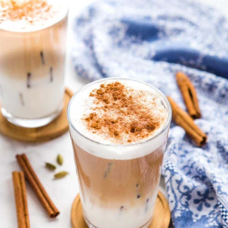 Latte chai otoñal con leche vegetal