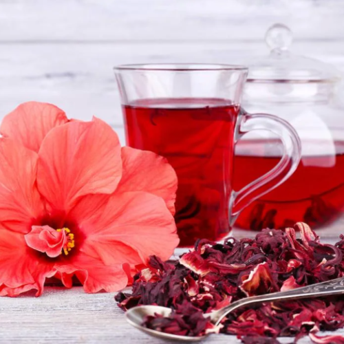 Latte primaveral de hibisco, fresa y vainilla